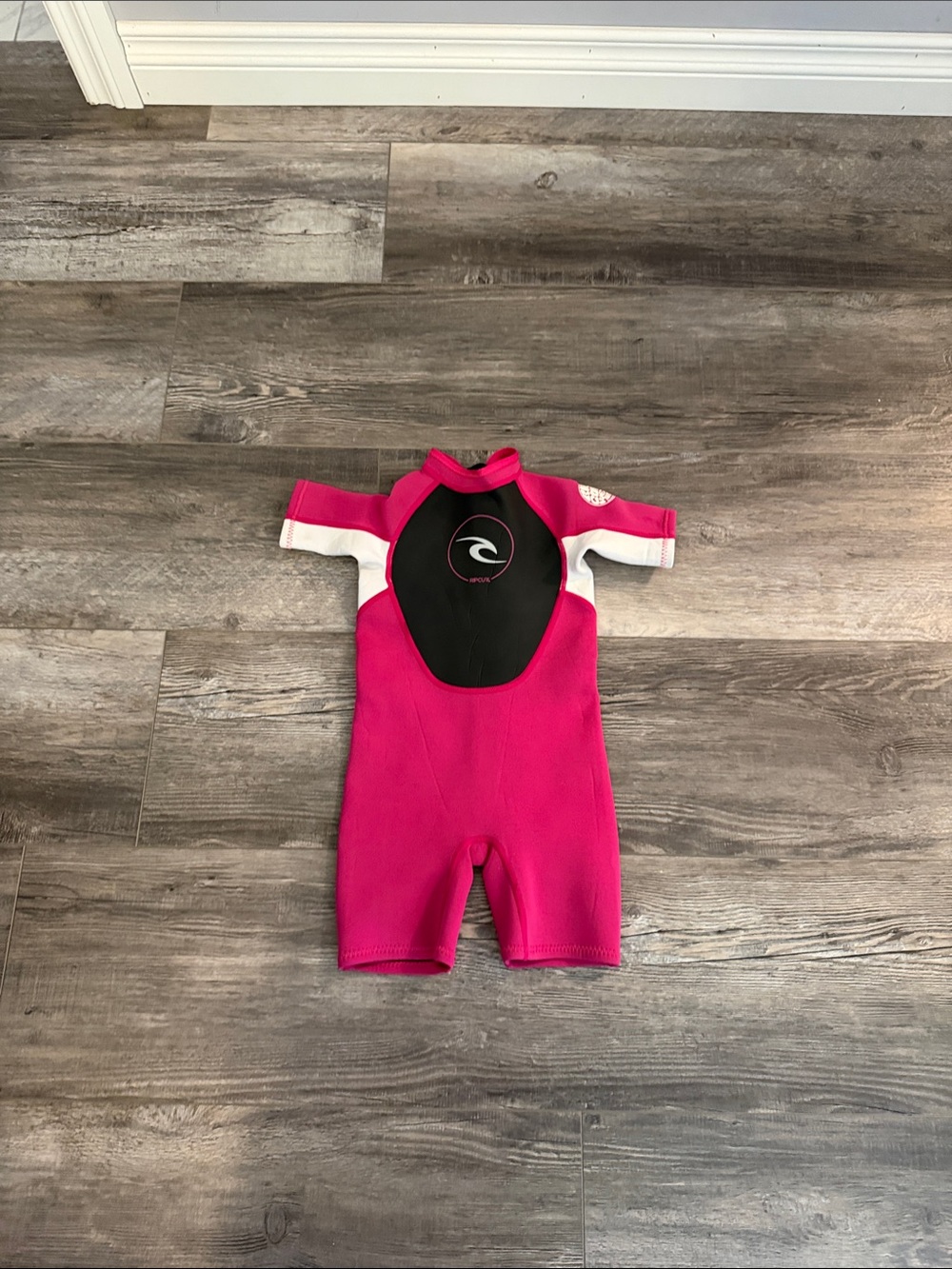 Ripcurl Pink Short-Sleeve Kids Wetsuit with Black Chest Panel